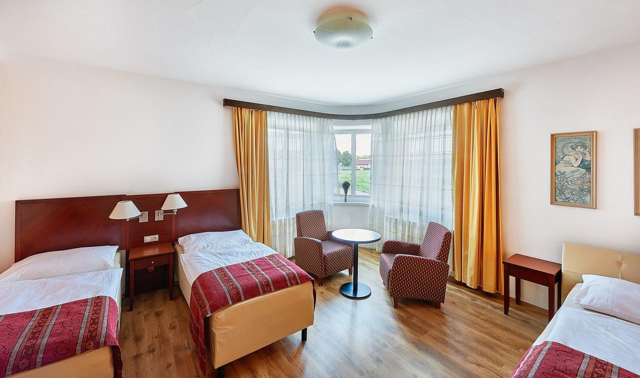 Penzion Karolinka Hotel Kromeriz Ngoại thất bức ảnh
